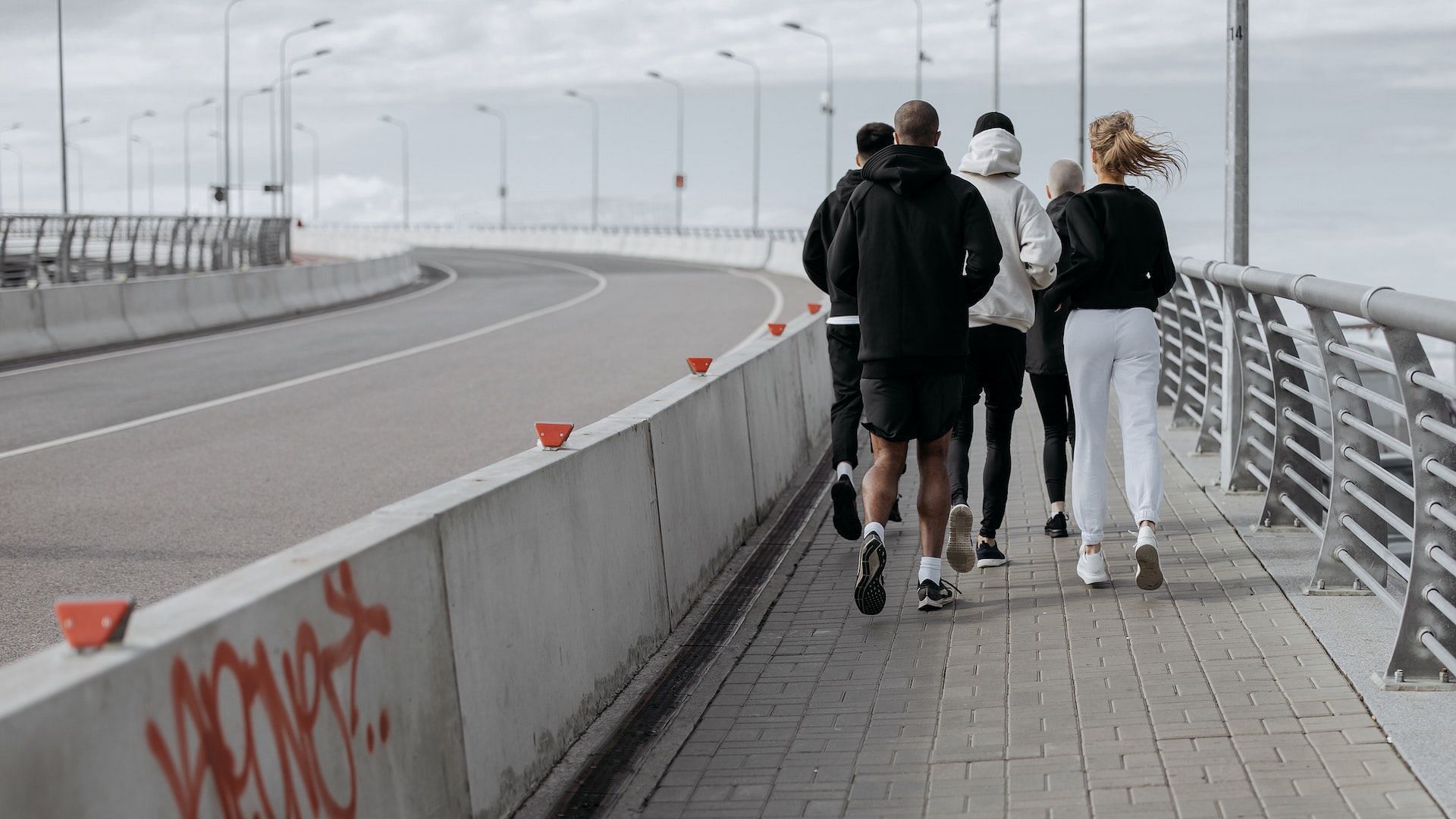 Choose areas with more runners. Image via Pexels/Cottonbro